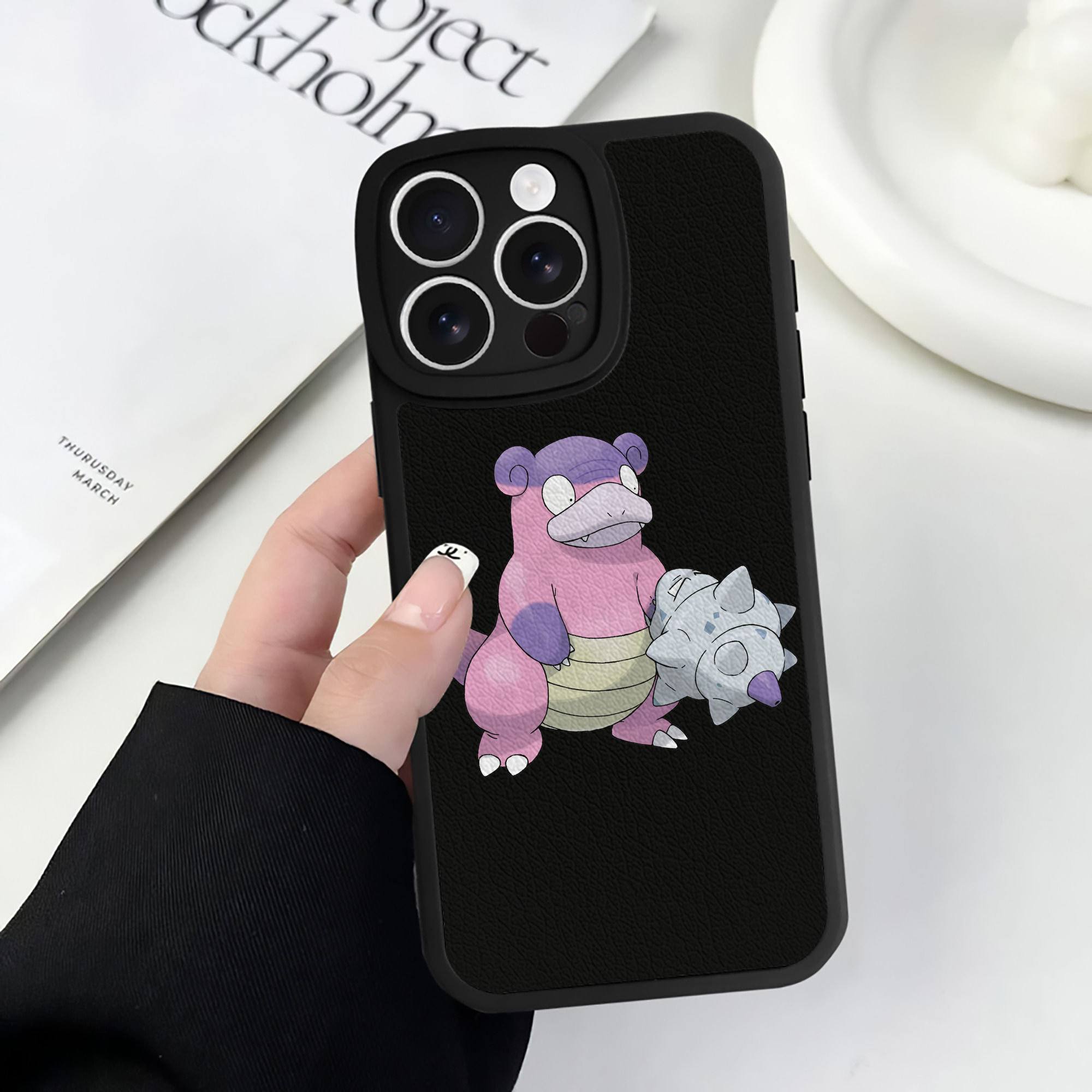 （画像用） ポケットモンスター Pokémon 【iPhone 16シリーズ対応】シリコンスマホケース（レザー調） 材質：シリコン